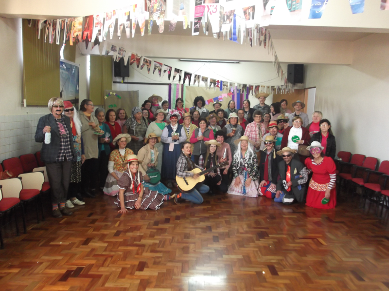 CRAS REALIZA FESTA JUNINA COM O GRUPO DAS ROSAS